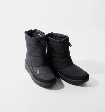 冬の雨や雪の日におすすめなのが、アウトドアブランド「THE NORTH FACE」の防水ウィンターブーツ。アッパーには撥水性のあるリップストップナイロンを使用し、中わたにはサーモライトを使った軽くて暖かな1足。アウトドアブランドならではの信頼できる高い機能性が魅力です。

フィット感のある履き心地で、アクティブに活動したい日にぴったりのシューズです。ボリューミーなデザインがコーデのアクセントになってくれそう。
