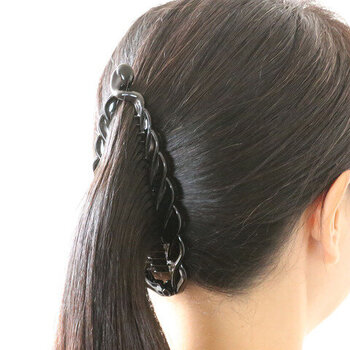 縦向きに髪を挟んでもきれいにまとまり、いつものポニーテール感覚でヘアアレンジできそう。シンプルなまとめ髪も、こちらのバナナクリップを使うだけでこなれ感がプラスできます。