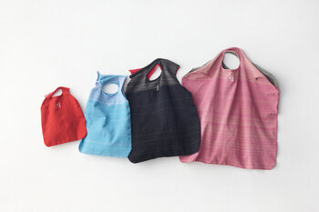 靴下工場で余っていた残糸（ざんし）を活用し、ゴミを出さずに作った地球環境にやさしいバッグ。摩擦に強く伸縮性が高いナイロン糸のため、よく伸びてたっぷりと荷物が入ります。靴下を編む際の技術を駆使し、継ぎ目がないため破れにくく耐久性も抜群。残糸を使っているため商品ごとに色が異なり、どんなカラーが届くのかもお楽しみです。