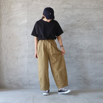 黒Tシャツとチノパンのベーシックカジュアルコーデ。メンズライクな組み合わせですが、トップスインですっきりと。足元はキャンバススニーカーを合わせて、肩肘張らない大人のデイリースタイルにぴったりです。