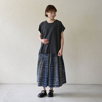 ボリューミーなチェック柄マキシスカートには、黒Tシャツでシックにまとめるのが正解です。足元はレザーサンダルでエレガントに。