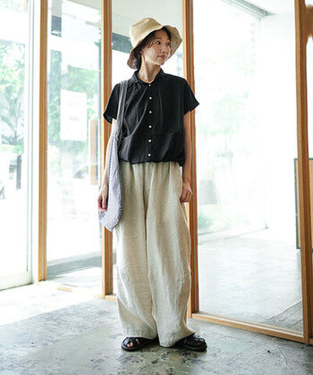 黒Tシャツ×生成り色のワイドパンツのシンプルコーデ。黒は洗濯すると色落ちするものも少なくありませんが、上質な素材のものを選べば、ヴィンテージTシャツのようなこなれ感を味わいとして楽しめます。