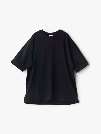 肌触りの良いオーガニックコットンを使った、ワイドシルエットの黒Tシャツ。型崩れしにくく、着ていくうちに、だんだん体に馴染むので、使うほど心地良さが増す一枚です。