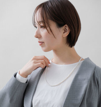 小粒の淡水パールを連ねたネックレスは、華美すぎず、上品なつやが顔周りを明るく演出してくれる一品。長さは約60cmとやや長めで、重ねしやすいのもうれしいポイントです。