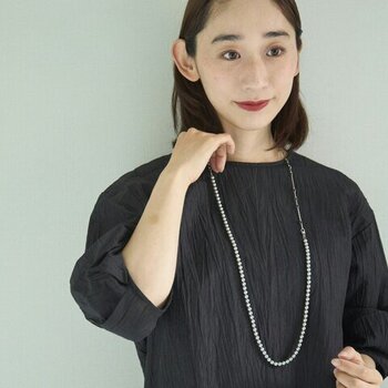 パールとチェーンを組み合わせたロングネックレス。艶やかなレジンパールとシックなチェーンが絶妙に融合した華やかなアイテムは、カジュアルなスタイルにもセレモニーなどの特別なシーンにもマッチします。パールとチェーン、それぞれ単独でも着用できます。