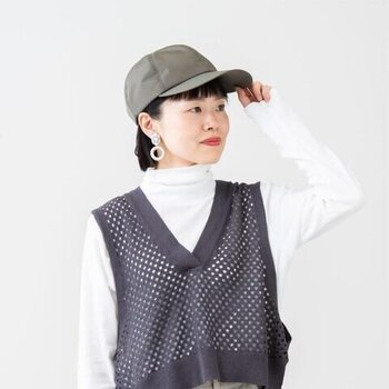 ぱっつん前髪なら少しずつ束感を作り、シースルー感をプラス。子供っぽくならずにおしゃれに決まります。オイルやバームを少し多めにつけて、毛束をひねるようにセットしてみて。
