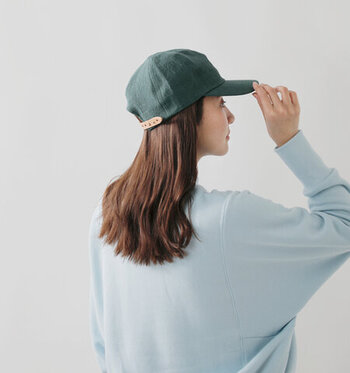 ふんわりとした巻き髪にキャップをかぶれば、カジュアルファッションも可愛らしさUP♪深めにかぶって前髪を出すと、メンズライクなキャップもかぶりやすくなりますよ。