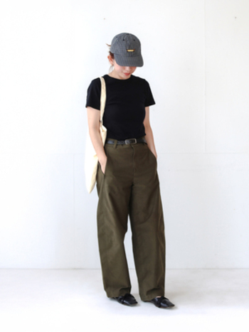 ブラックのTシャツとオリーブのパンツで、落ち着いた雰囲気に。ヘアはコンパクトにまとめて、すっきりとした印象を作り出しています。