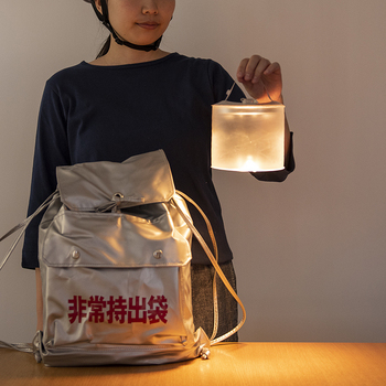 太陽光で充電できる、折りたたみ式のLEDソーラーライト。明かりとして使えるほか、USBポートからスマートフォンへの充電もできる、1台2役のアイテムです。
