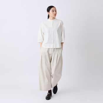 「シンプルな白Tには、ほんのり光沢のあるパンツを合わせるのもおすすめ。カジュアルなTシャツに上品な質感が加わるだけで、いつもの着こなしがぐっと洗練された印象になります。
フロントに入った3本のタックと、立体感のあるコクーンシルエットもポイント。ほどよく個性がありながら主張しすぎないので、白Tを合わせるだけでも手抜きに見えません。前だけインしたときに、お腹まわりがすっきり見えやすいデザインもうれしいところです」(玄長)