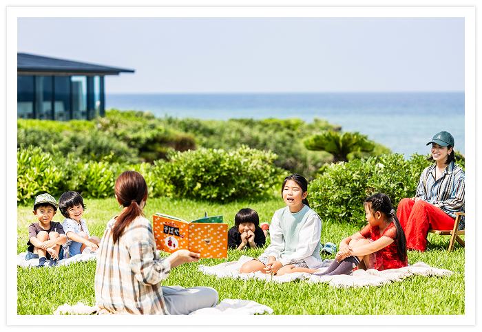 週末には「海風ブックガーデン」で、沖縄の文化や大切にされてきた想いを伝える絵本の読み聞かせ会が開催されます。心地よい秋風と波音に包まれながら、本を通じて島の空気感に触れることができます。