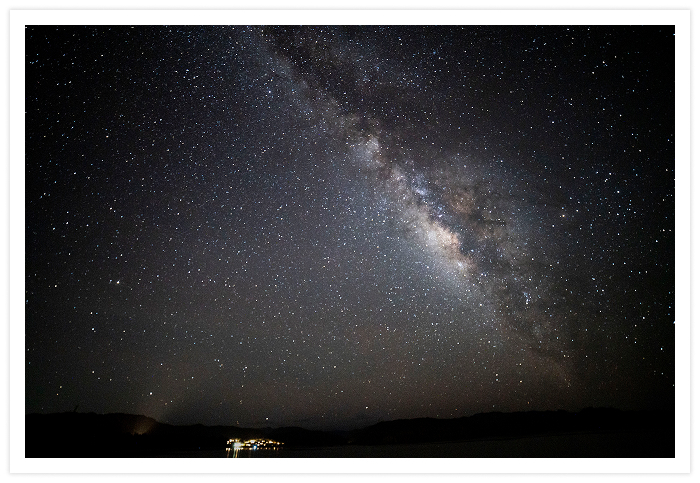 季節の星座や八重山に伝わる星座にまつわる神話、本州ではなかなか見られない星座などもホテルスタッフがご案内。教わったばかりの星を夜空の中に探したり、島の物語に思いを馳せたり。頭上に広がる満天の星と繋がるような深い没入感とともに、西表島ならではの夜の魅力を堪能できます。