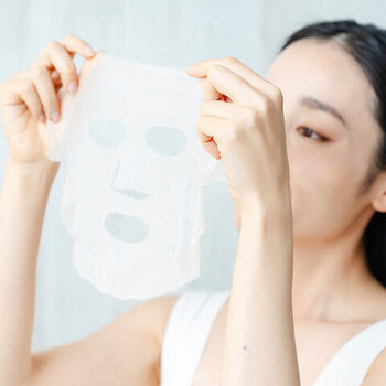 乾燥しやすいホテルなどでは、フェイスマスクを持っていくとしっかり保湿することできて翌朝のメイクのノリも変わってきます。一枚ずつパッキングされているマスクなら、かさばることなく持っていけますね。
