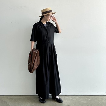 「ハンサムでこなれた旅スタイルが好きな方にはこちら。すっきりと開いた襟元が顔まわりをシャープに見せ、大人に必要な程よい抜け感をつくってくれます。ネックレスがよく映えるので、ぜひアクセサリーをプラスして。
たっぷりとしたワイドシルエットで、移動中にどんな姿勢を取っても脚のラインを拾いにくく、体型もさりげなくカバー。軽やかでやわらかなコットン・リヨセル素材は肌触りがよく、長時間の移動にもぴったりです。洗い加工によるナチュラルな風合いでシワも気になりにくいので、車や飛行機で長く座っていても気兼ねなく過ごせます」(玄長)