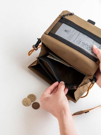 スマホも入る「お財布ショルダー」ミニマリストの実用品で人気！