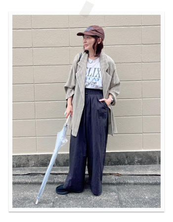 まずは、スラックスやスカートなど、自分がよく着るアイテムを思い浮かべてみて。いつもの定番に近いデザインで、撥水性など機能を備えたものを選べば、天候を問わず毎日のコーデで活躍してくれますよ。
私にとっては、スラックスもそのひとつ。ここで穿いているパンツも、高機能素材を使用した撥水アイテムです。きちんと見せたい日のジャケットコーデにはもちろん、普段のコーデにすっとなじむので、天候を問わず重宝します。
