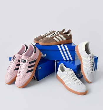 「上質感のあるスエードと、すっきりとしたフォルムが特長のadidas Originals「HANDBALL SPEZIAL」。どこか懐かしさのあるレトロなデザインを、今の気分で楽しめる一足です。スラックスの端正さと組み合わせることで、足元も大人っぽい印象に。ローファーのような感覚で取り入れられるので、スニーカー初心者にもおすすめです。
薄底でボリュームが控えめなため、テーパードからフルレングスのストレートパンツまで好相性。裾が引っかかりにくく、ボトムの美しいラインを生かせます。テーパードパンツからソックスが見える場合は、ボトムと同系色のダークトーン、またはクリーンな白を選んで。色数を抑えることで、足元がすっきりとまとまります」(玄長)