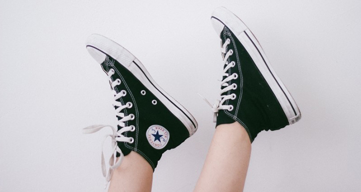 オールシーズン大好きなコンバース 秋冬は 黒コンバース コーデ が気になる キナリノ