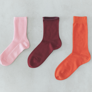 秋冬ファッションの名脇役。いつものコーデに差し色ソックスで彩りを