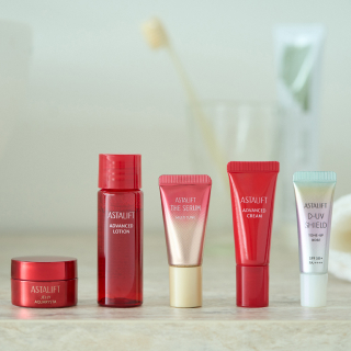 うるおって弾むような美肌へ誘う。年齢にあわせた大人のスキンケア