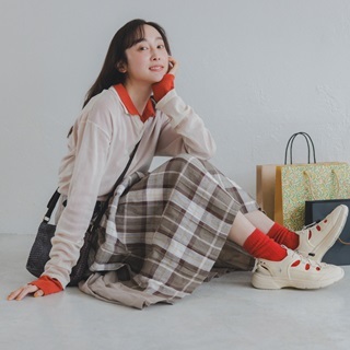 軽やかさと落ち着きを。大人の〈サマースニーカー〉コーデ集