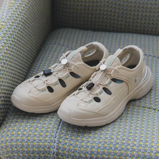 軽やかさと落ち着きを。大人の〈サマースニーカー〉コーデ集